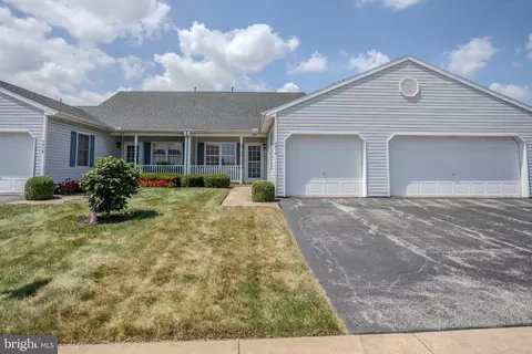 3016 Village W Cir, York, PA 17404