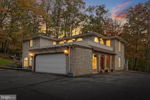799 Laurel Woods Ln, Hanover, PA 17331