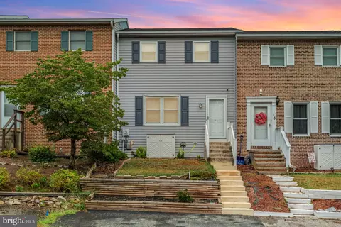 17 Mall Rd, Etters, PA 17319