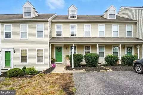 2719 Woodmont Dr, York, PA 17404