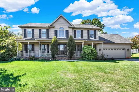 2 Holiday Dr, Shrewsbury, PA 17361