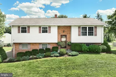 3047 Englewood Ct, Dover, PA 17315