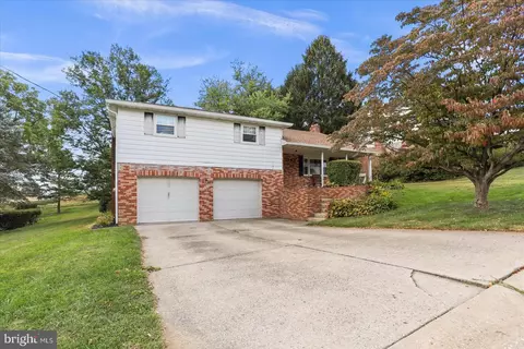 3130 Starlight Dr, York, PA 17402