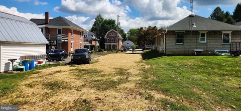 16 N Main St, Jacobus, PA 17407