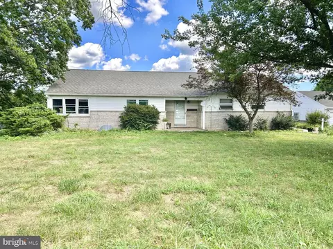 2467 Trent Ln, Red Lion, PA 17356