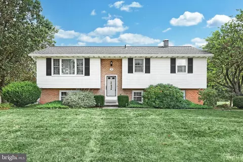 7452 Hillcrest Dr, Abbottstown, PA 17301