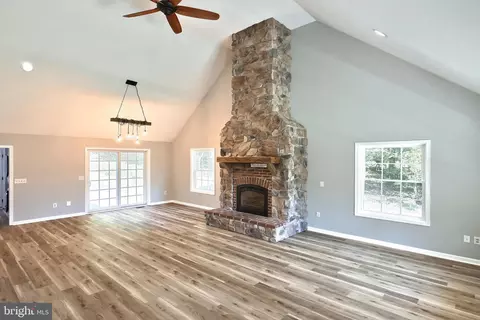 Living - 8015 Gnatstown Rd, Hanover, PA 17331 photo 2 of 7