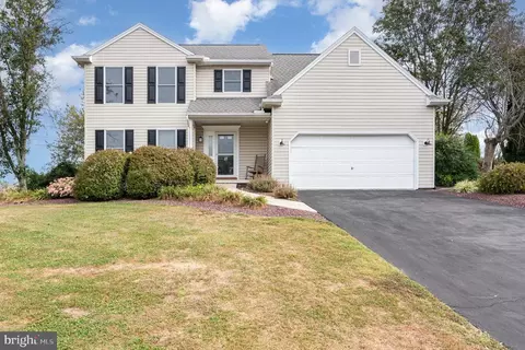 27 N Seasons Dr, Dillsburg, PA 17019