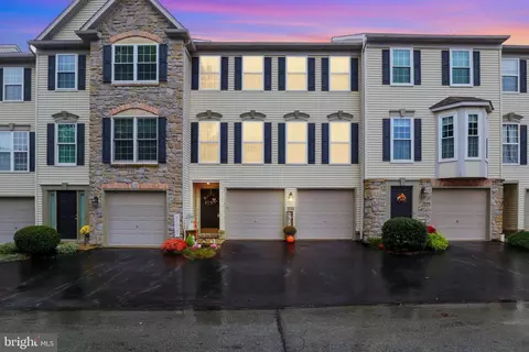 2750 Hunters Crest Dr #4, York, PA 17402