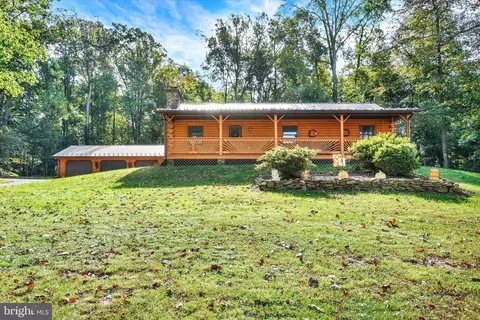 1067 Hametown Rd, Glen Rock, PA 17327