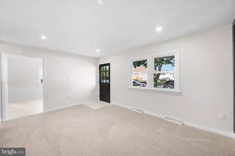 Living - 875 E Walnut St, Hanover, PA 17331 photo 3 of 3