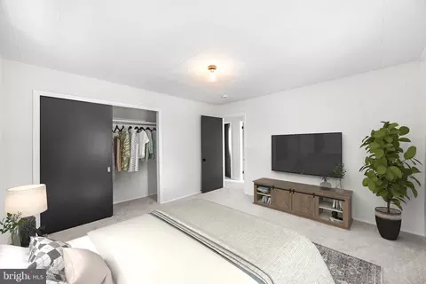 Bedroom - 875 E Walnut St, Hanover, PA 17331 photo 2 of 8