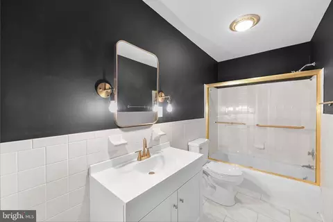 Bath - 875 E Walnut St, Hanover, PA 17331 photo 2 of 2