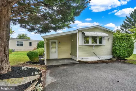 209 Holly Dr, Mount Wolf, PA 17347