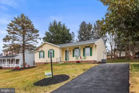8 Magnolia Ln, Hanover, PA 17331