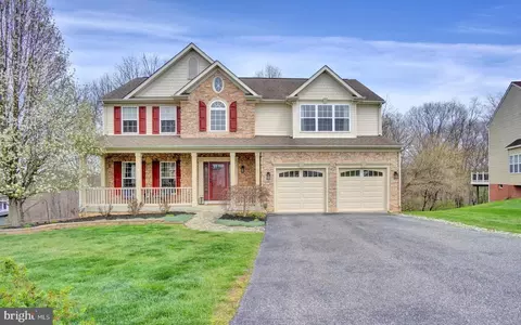 2891 Rexwood Dr, Glen Rock, PA 17327