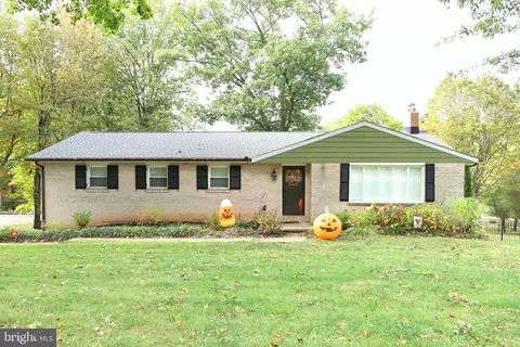 379 Holyoke Dr, York, PA 17402