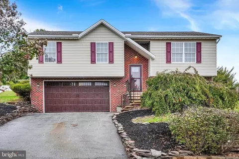 2954 Village Square Dr, Dover, PA 17315
