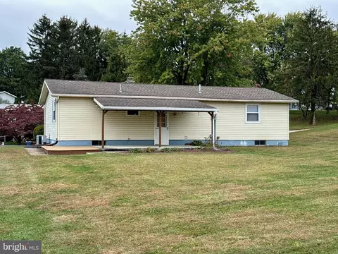 Exterior - 37 1st St, Windsor, PA 17366 photo 3 of 7