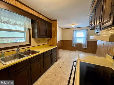 Kitchen - 37 1st St, Windsor, PA 17366 photo 1 of 2