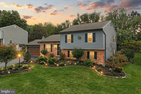 2816 Glen Hollow Dr, York, PA 17406