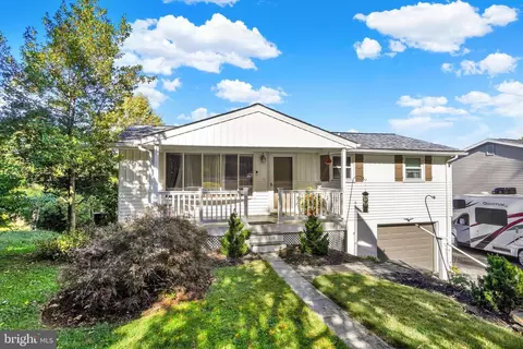 441 Woodland View Dr, York, PA 17406