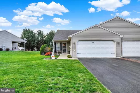 2860 Golden Villas Dr, York, PA 17408