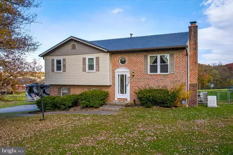 2857 Glen Hollow Dr, York, PA 17406