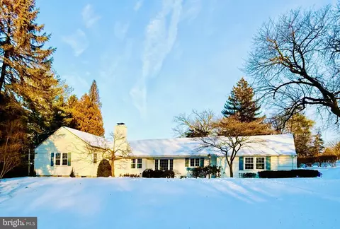 1190 Country Club Rd, York, PA 17403