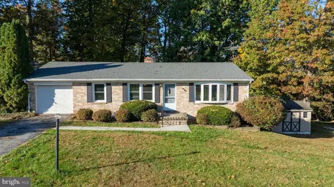 2740 Whitney Dr, York, PA 17402