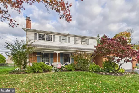 445 Quaker Dr, York, PA 17402