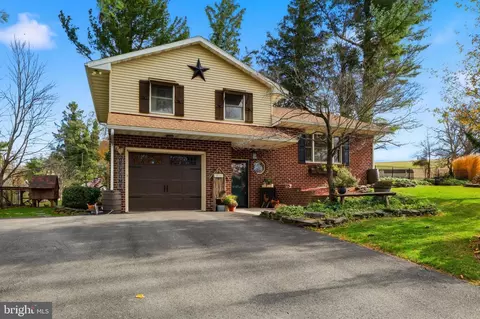 1934 Forge Heights Ln, Spring Grove, PA 17362