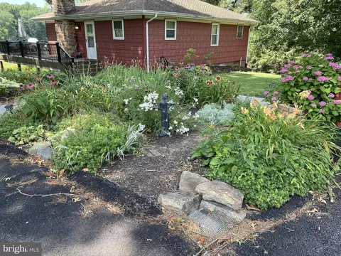 5508 Lake Dr, Spring Grove, PA 17362