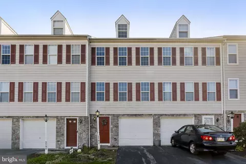 2792 Woodmont Dr, York, PA 17404