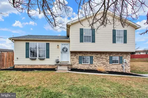 5 Aaron Ct, Hanover, PA 17331