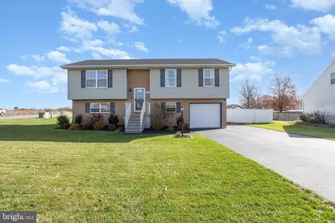 3221 Grey Fox Cir, Dover, PA 17315