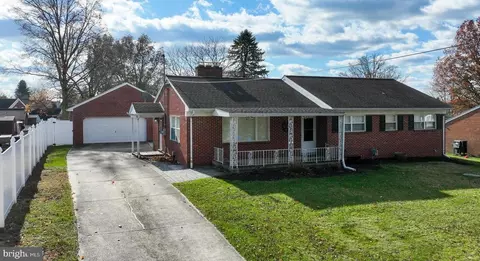 705 Summit Dr, Dallastown, PA 17313