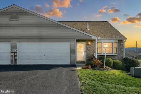 2407 Pin Oak Dr #33, York, PA 17406