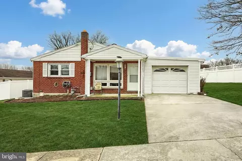 8 Cedarlyn Dr, York, PA 17408