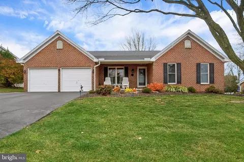 2881 Candlelight Dr, York, PA 17402