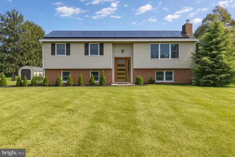 1145 Highland Dr, Mechanicsburg, PA 17055