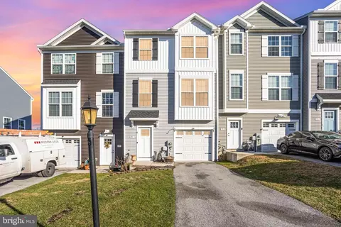 97 Overlook Dr, Hanover, PA 17331