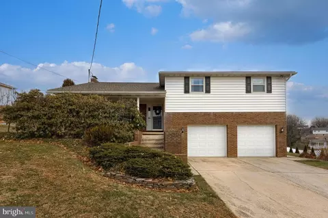 3161 Starlight Dr, York, PA 17402