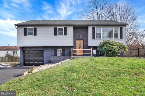 11 Dogwood Ln, Manchester, PA 17345