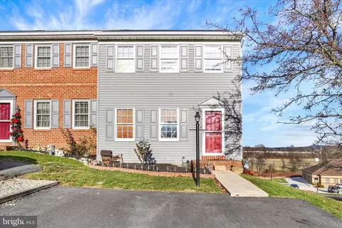 2455 Woodmont Dr, York, PA 17404