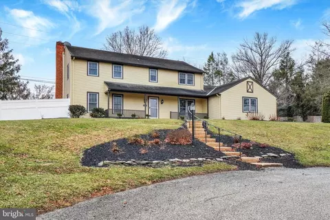 2172 Southbrook Dr, York, PA 17403