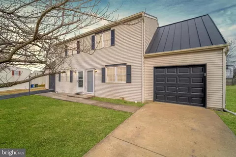 1640 Blue Jay Dr, Dover, PA 17315