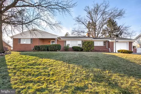 1330 Chapel Dr, York, PA 17404