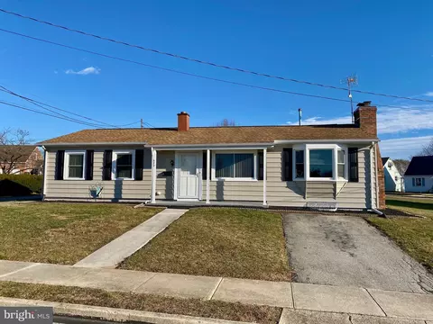 377 Juniper Ln, Hanover, PA 17331