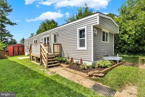 2 Windsor Acrs, Windsor, PA 17366